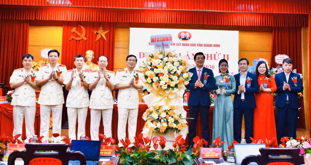 Đồng chí Nguyễn Văn Hồi, Ủy viên BTV Tỉnh ủy, Chủ tịch Ủy ban MTTQ tỉnh, Phó Bí thư Thường trực Đảng ủy các cơ quan Đảng tỉnh chúc mừng Đại hội.
