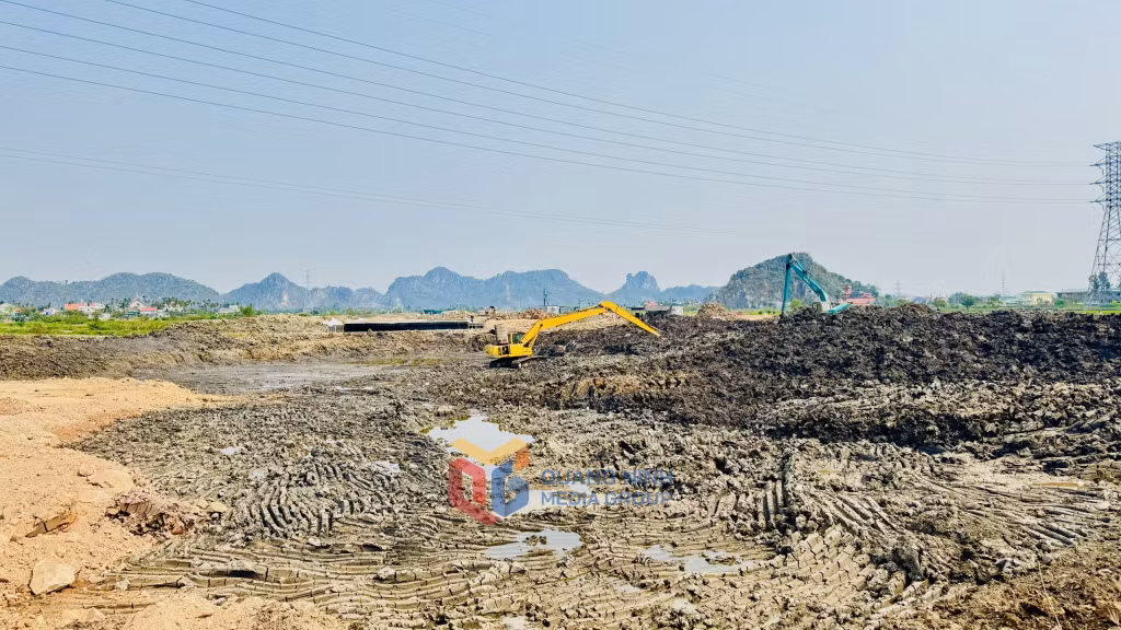 Thi công bóc lớp đất hữu cơ thuộc dự án tuyến đường ven sông kết nối cao tốc Hạ Long - Hải Phòng đến TP Đông Triều. Ảnh: Mạnh Trường