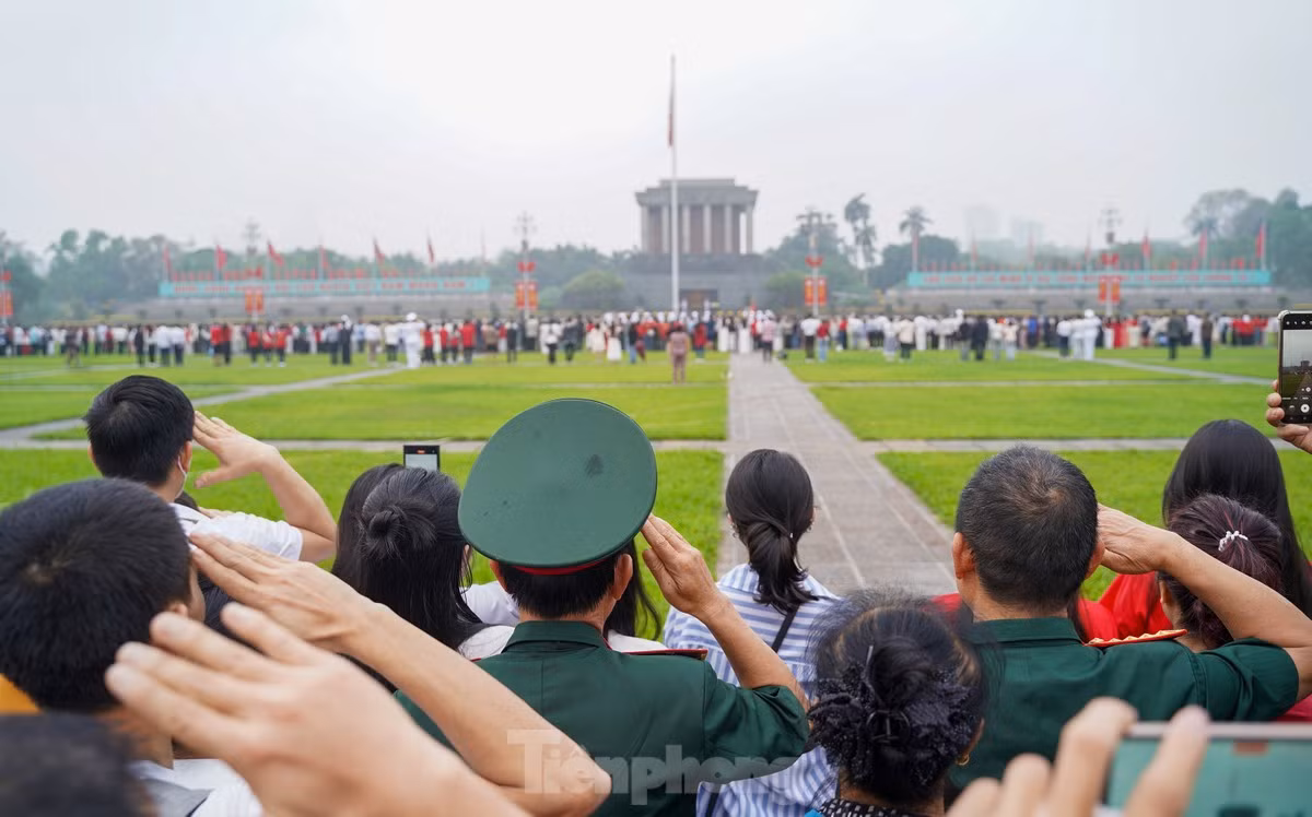 Trong giây phút thiêng liêng, khi giai điệu bài ''Tiến quân ca'' vang lên hùng tráng, không ai bảo ai, những người có mặt bên Lăng Bác và cả những người đi qua đường Hùng Vương nhanh chóng trở về tư thế đứng nghiêm, cùng hướng về lễ đài với tấm lòng thành kính, ngưỡng vọng và tin yêu!