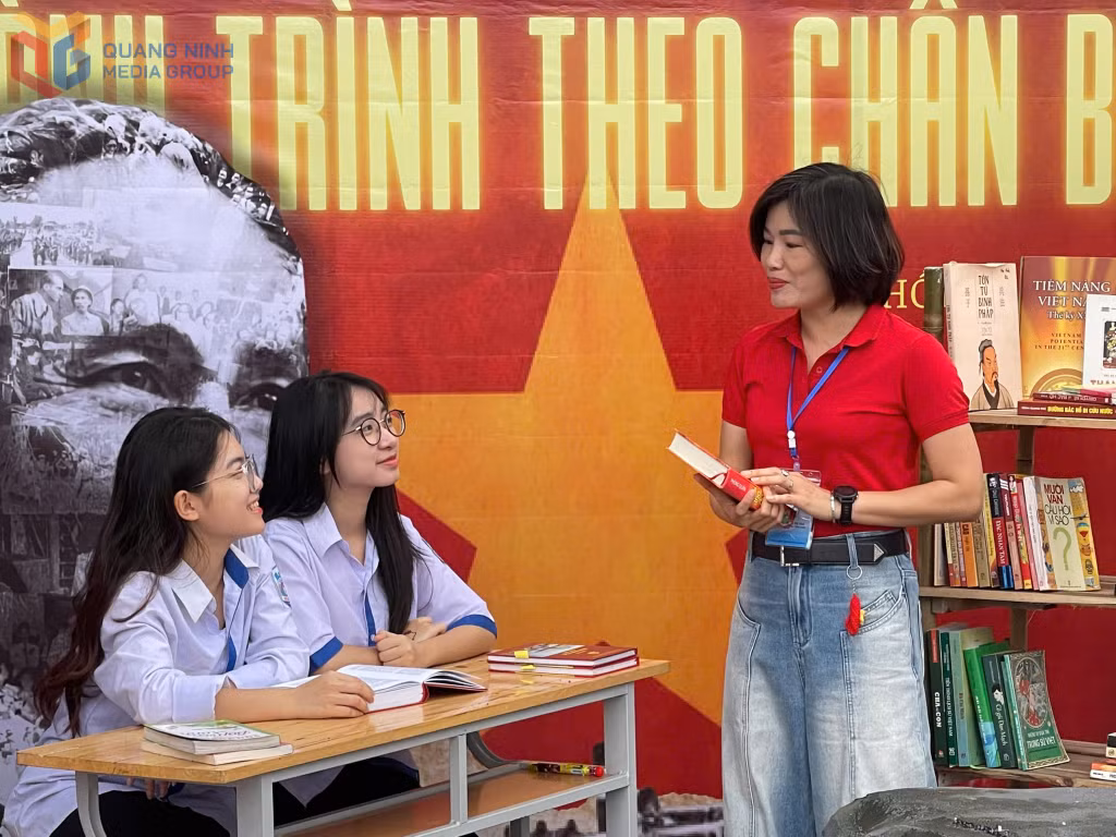 Ngày hội đọc sách đón nhận sự quan tâm từ thầy cô và học sinh Trường THPT Hòn Gai.