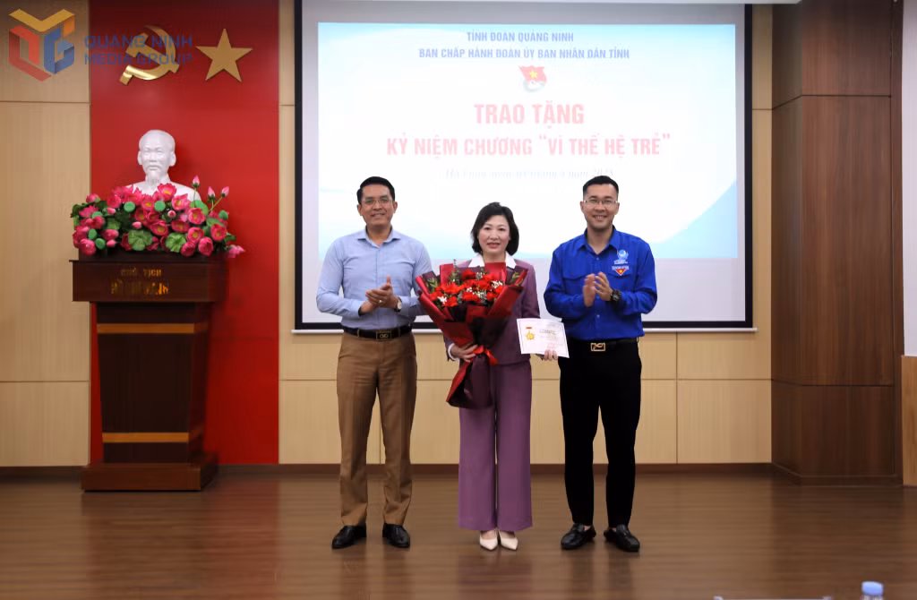 Lãnh đạo Trường Cao đẳng Y tế Quảng Ninh vinh dự được trao tặng Kỷ niệm chương “Vì thế hệ trẻ”.