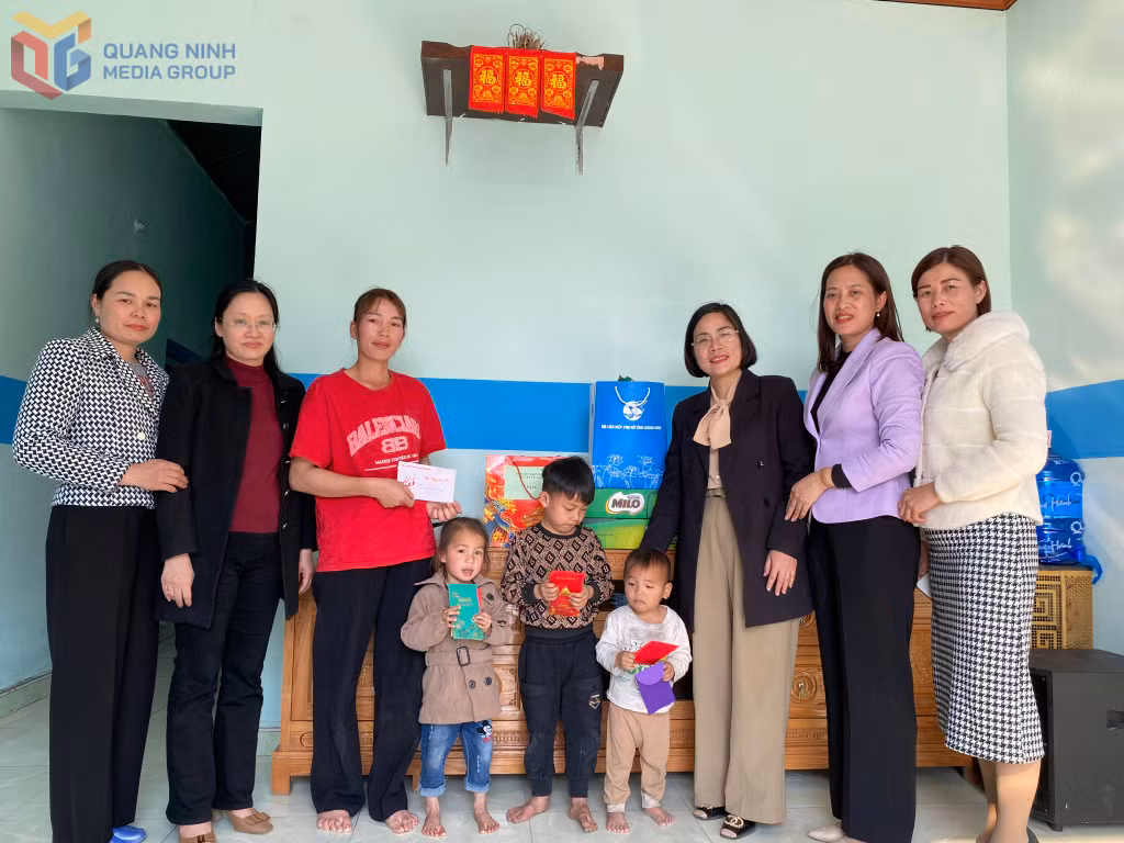 Hội LHPN tỉnh tổ chức tặng quà cho 3 trẻ bị suy dinh dưỡng trên địa bàn xã Vạn Yên (huyện Vân Đồn).