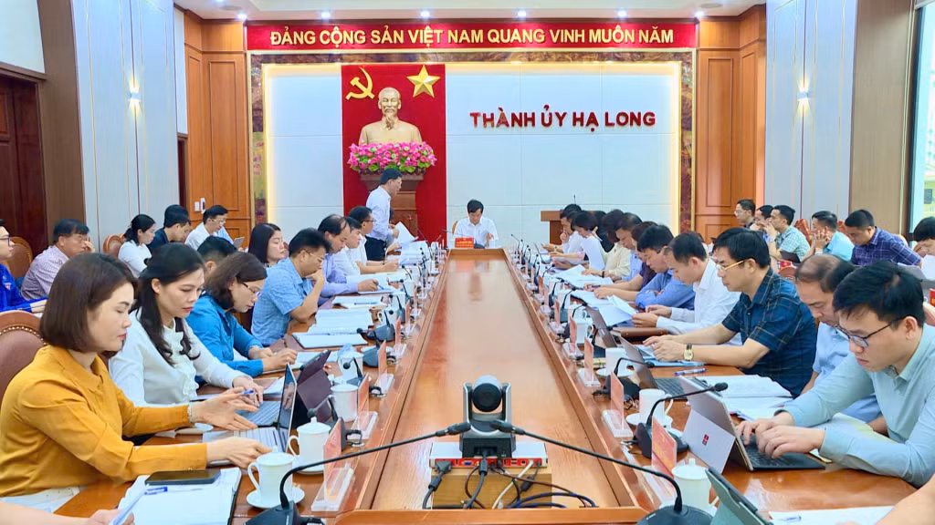 Lãnh đạo TP Hạ Long báo cáo tại hội nghị.