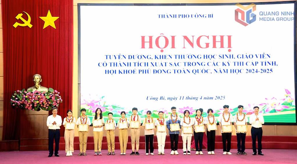 TP Uông Bí khen thưởng các em học sinh đoạt giải thi Khoa học Kỹ thuật, thi điền kinh, Câu lạc bộ Tiếng Anh cấp tỉnh năm học 2024-2025.