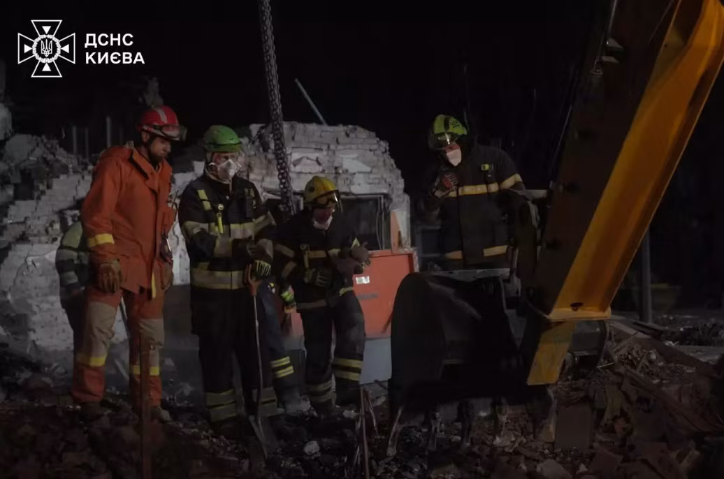 Lực lượng cứu hộ Ukraine tại hiện trường vụ tấn công ở Kiev. Ảnh: Cơ quan dịch vụ khẩn cấp nhà nước Ukraine