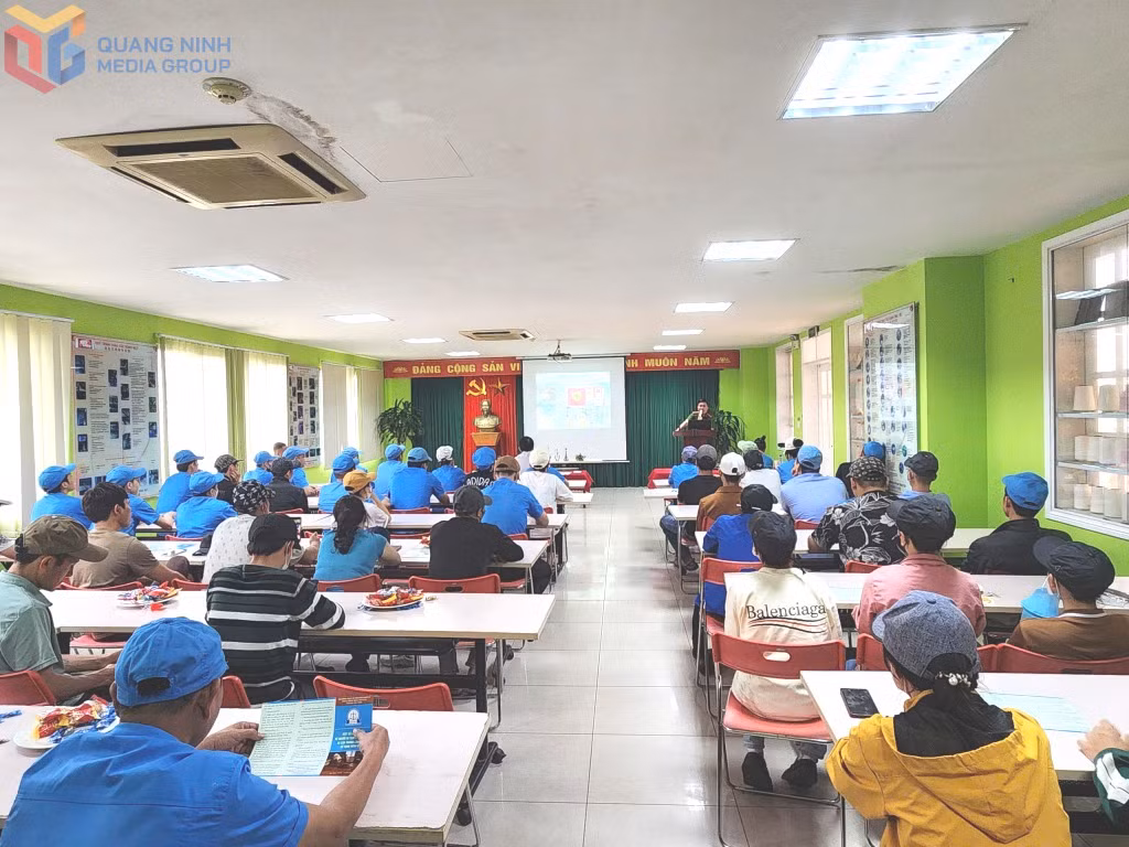 LĐLĐ tỉnh phối hợp cùng các đơn vị tuyên truyền phòng chống về ma túy, tội phạm, tệ nạn xã hội cho CNLĐ trong KCN Móng Cái năm 2025. Ảnh: LĐLĐ tỉnh cung cấp