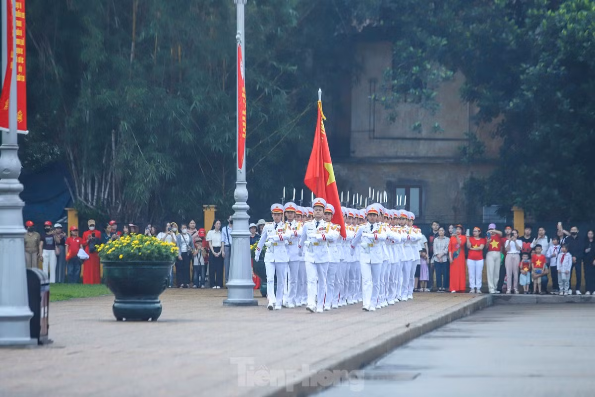 6 giờ kém 5 phút, đội tiêu binh hành tiến vào Quảng trường Ba Đình trên nền quân nhạc.