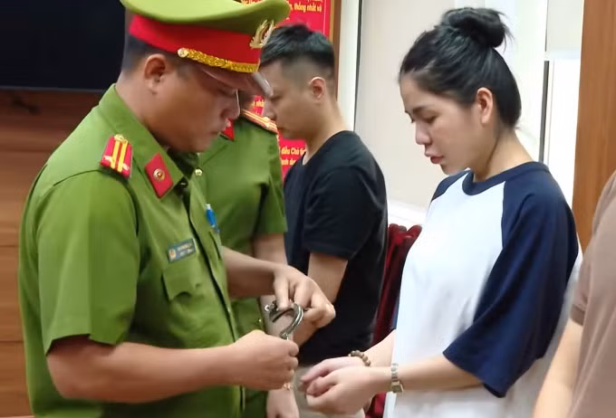Hằng Du Mục (phải) lúc bị bắt. Ảnh: Bộ Công an