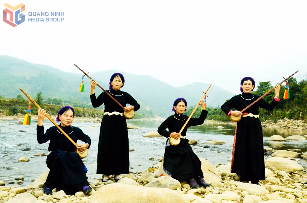 Phụ nữ dân tộc Tày ở huyện Bình Liêu hát then bên suối.