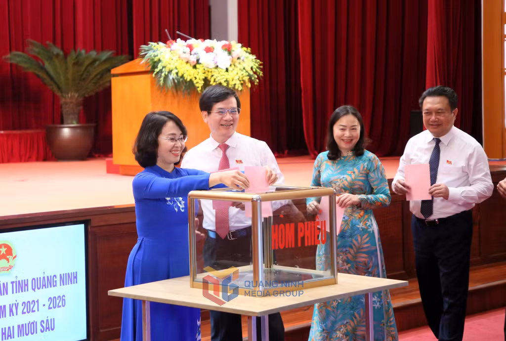 Các đại biểu HĐND tỉnh bỏ phiếu bầu bổ sung Ủy viên UBND tỉnh nhiệm kỳ 2021-2026.