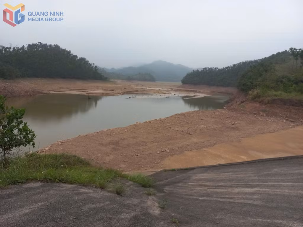 Đập Đầm Hà Động trong tình trạng cạn dần nguồn nước. (Ảnh chụp tháng 4/2025)
