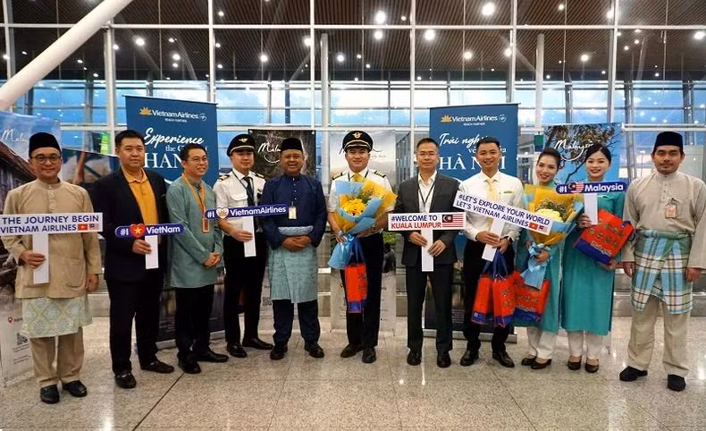 Hiện tại, Vietnam Airlines đang khai thác với tần suất 10 chuyến/tuần từ Việt Nam tới Kuala Lumpur.