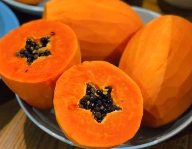 Đu đủ là một trong những nguồn cung cấp vitamin C cho trẻ. Ảnh: Kiều Vũ