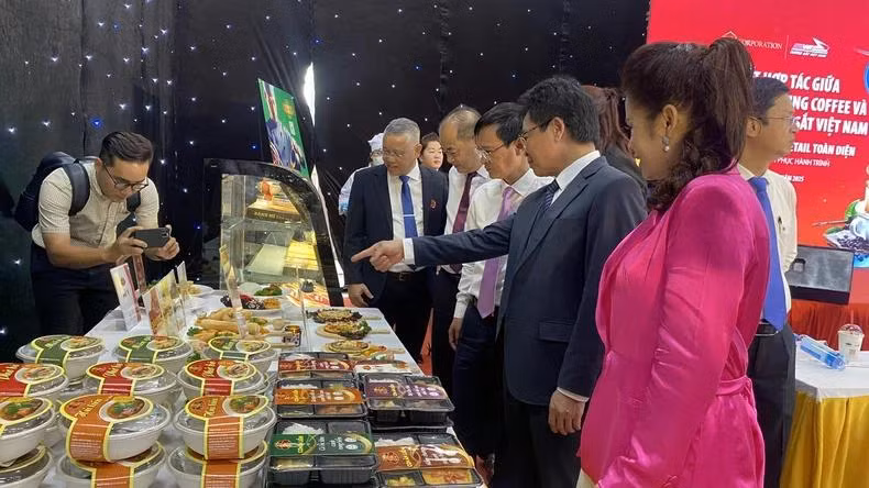 Các suất ăn, nước uống thuần Việt sẽ được phục vụ rộng rãi trên tàu hỏa