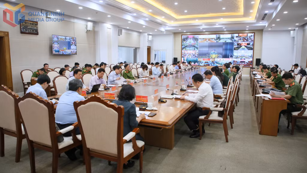 Các đại biểu của tỉnh Quảng Ninh nghe quán triệt các nội dung cốt lõi, trọng tâm của Kết luận số 132-KL/TW ngày 18/3/2025 của Bộ Chính trị về tiếp tục thực hiện Chỉ thị 36-CT/TW năm 2019 của Bộ Chính trị về tăng cường, nâng cao hiệu quả công tác phòng, chống và kiểm soát ma tuý.