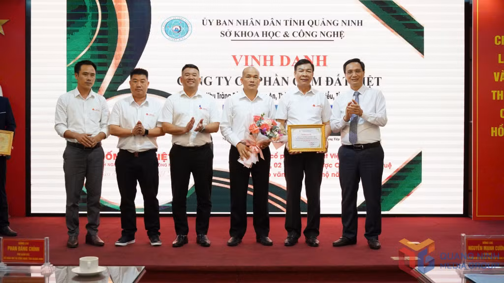Lãnh đạo Sở KH&amp;CN vinh danh Công ty CP Gốm Đất Việt – Doanh nghiệp KH&amp;CN tỉnh Quảng Ninh.