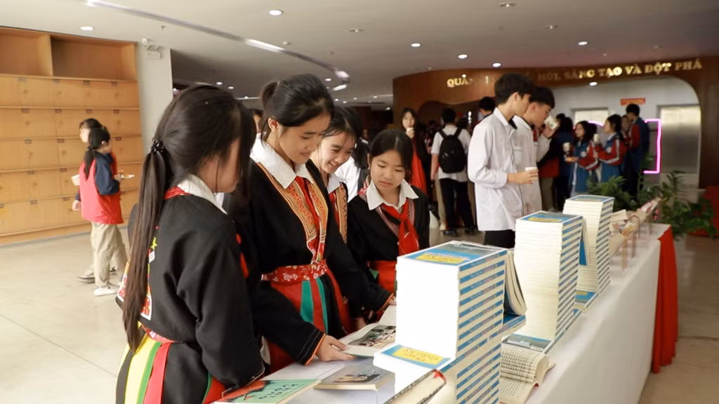Các em học sinh tham quan trưng bày sách tại Thư viện Quảng Ninh.