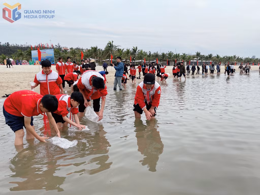 Đông đảo nhân dân, các em học sinh trên địa bàn phường Tuần Châu tham gia thả giống thủy sản tại buổi lễ.