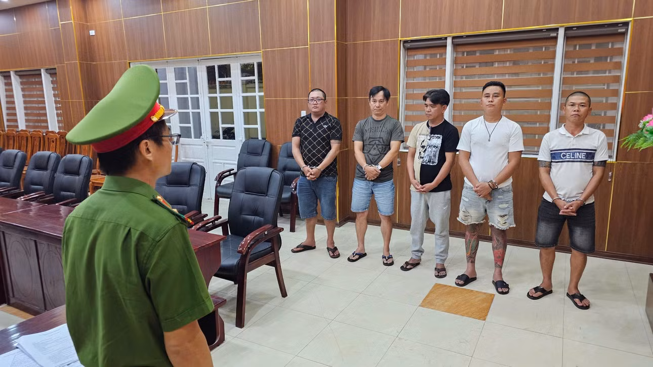 Công an bắt giữ các đối tượng trong đường dây. Ảnh: C.A