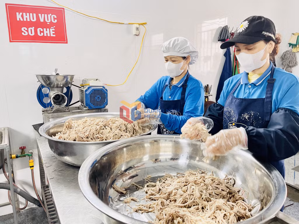 Hoạt động sản xuất tại cơ sở mắm tép chưng thịt Long Thương, phường Quảng Yên, TX Quảng Yên.