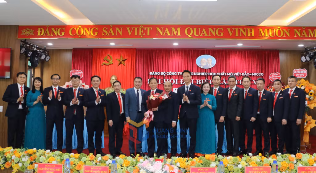 Lãnh đạo Đảng ủy Tập đoàn TKV tặng hoa chúc mừng Ban Chấp hành Đảng bộ Công ty Than Uông Bí nhiệm kỳ 2025 - 2030.
