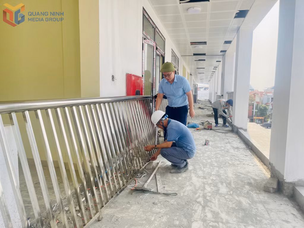 Các nhà thầu đang tập trung cho công tác hoàn thiện, trong đó hạng mục xây, trát, sơn, lắp đặt ban công tại các khối nhà đã đạt trên 90% tổng khối lượng.