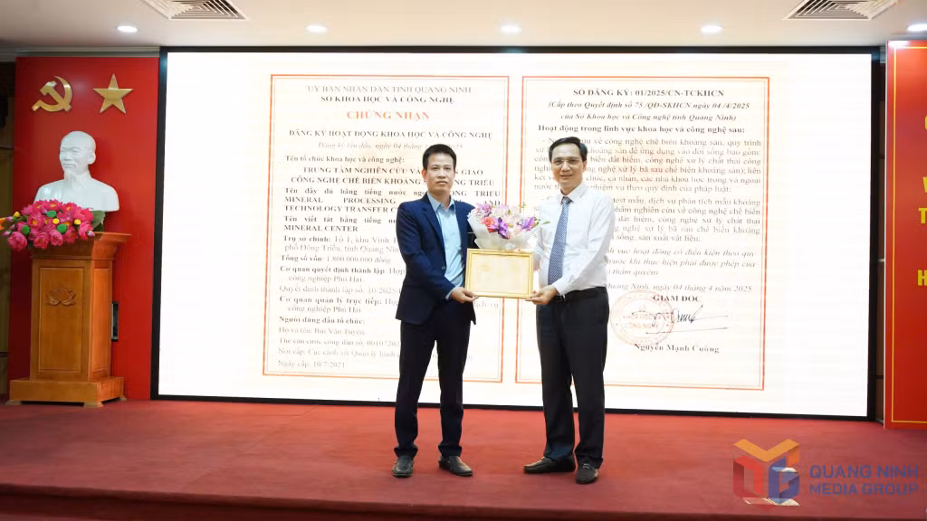 Lãnh đạo Sở KH&amp;CN đã trao giấy Chứng nhận đăng ký hoạt động KHCN cho Trung tâm nghiên cứu và chuyển giao công nghệ chế biến khoáng sản Đông Triều.