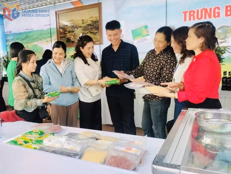 HND TX Quảng Yên quảng bá sản phẩm OCOP của hội viên tại Lễ hội Bạch Đằng năm 2025.