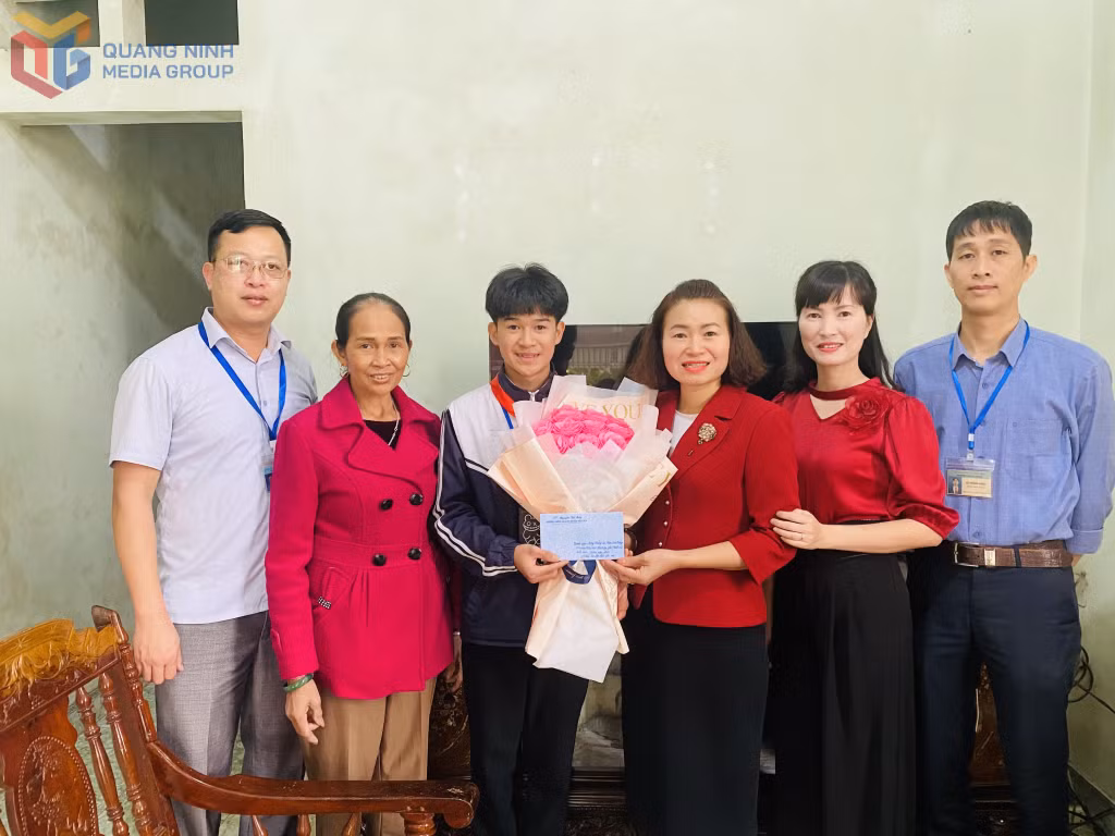 Lãnh đạo Phòng GD&amp;ĐT huyện đến nhà chúc mừng học sinh Phạm Đức Cương (Lớp 9, Trường THCS-THPT Hải Đông) giải nhất môn Sinh học kỳ thi học sinh giỏi THCS cấp tỉnh năm 2025.