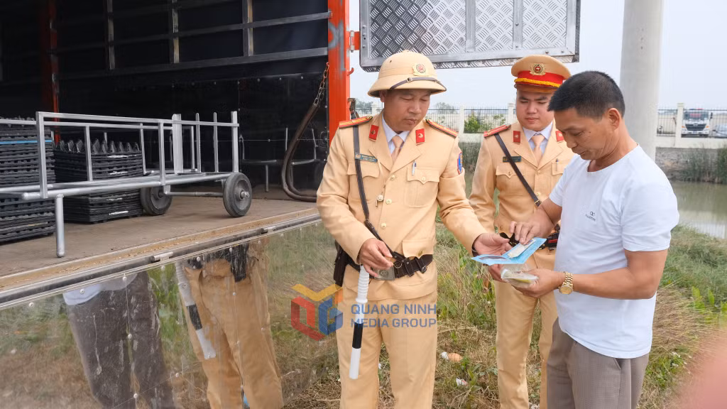 Lực lượng chức năng thường xuyên tuần tra, kiểm soát các phương tiện lưu thông trên địa bàn thị xã.