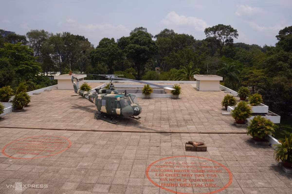 Sau khi tham quan toàn bộ dinh, du khách có thể lên tầng thượng để chiêm ngưỡng chiếc máy bay F-5E - hiện vật gắn với sự kiện góp phần đi đến thắng lợi vào những ngày cuối cùng của cuộc chiến. Ngày 8/4/1975, phi công Nguyễn Thành Trung điều khiển chiếc F-5E xuất phát từ Biên Hòa, ném bom xuống Dinh Độc Lập. Vụ tấn công chỉ gây hư hại nhẹ, trong đó một quả bom rơi trúng mục tiêu trên mái nhưng chỉ phát nổ phần đầu, gây sụt lún một phần diện tích mái. Dấu vết của vụ ném bom được ban quản lý di tích giữ nguyên và đánh dấu để du khách có thể hình dung rõ hơn về sự kiện
