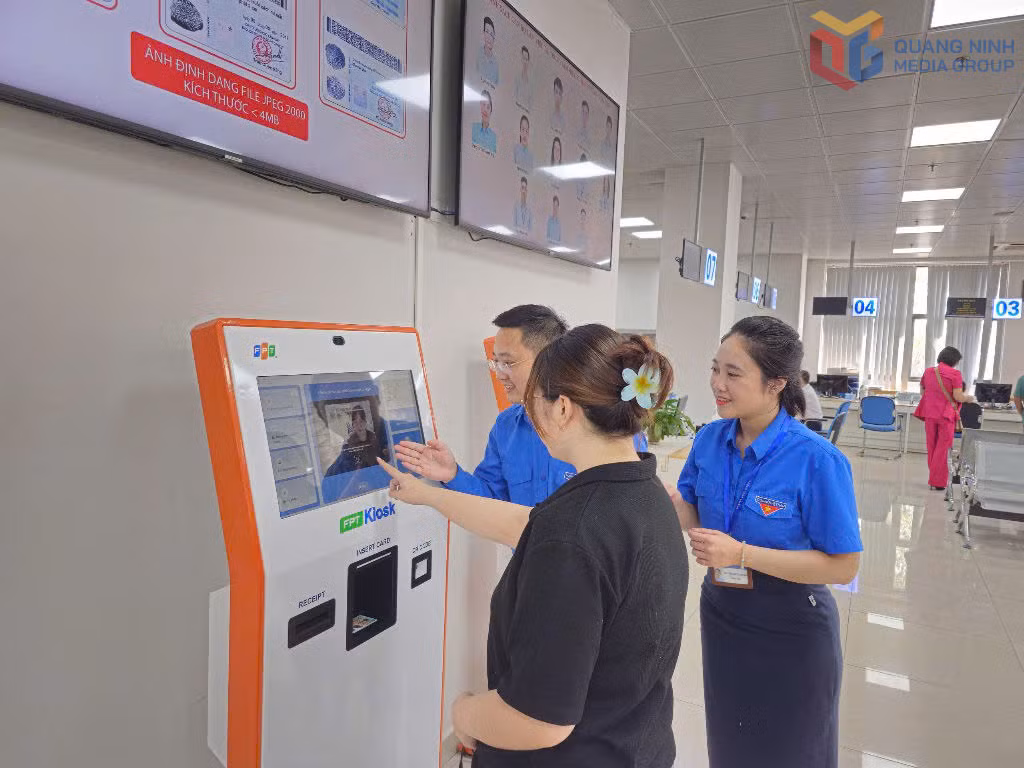 Đoàn viên thanh niên Trung tâm Phục vụ hành chính công tỉnh hướng dẫn người dân thực hiện các bước đăng ký giải quyết thủ tục hành chính.