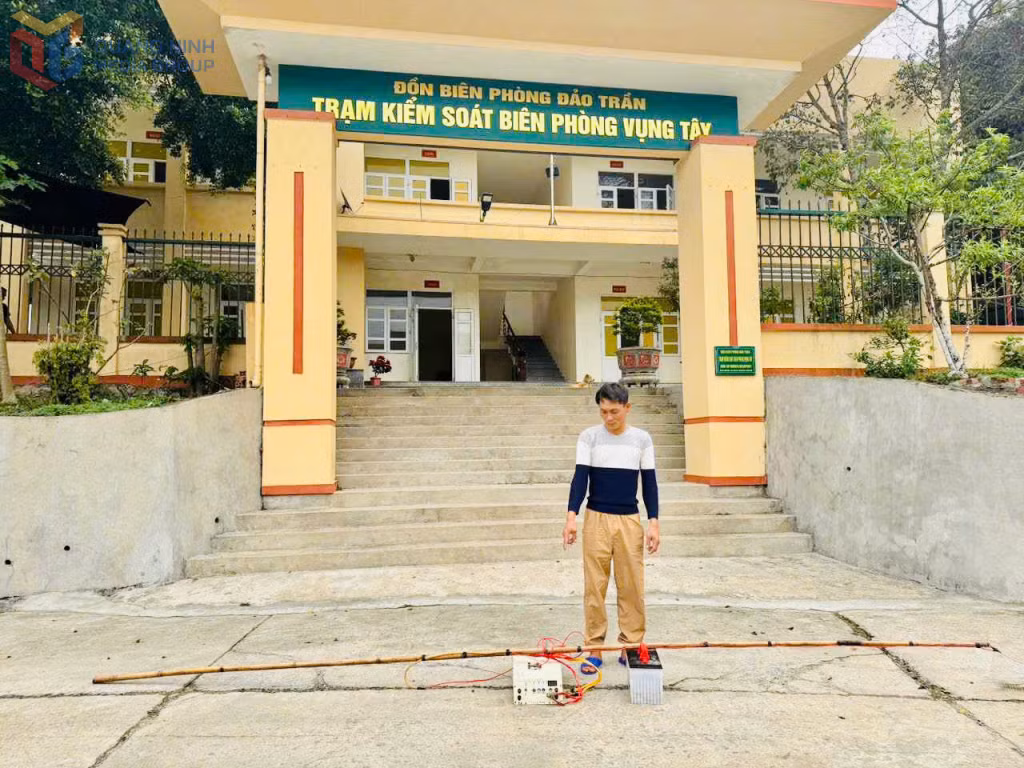 Đối tượng Đinh Tiến Lực cùng tang vật bị bắt giữ. Ảnh: Hoàng Phương (Trung tâm Truyền thông - Văn hóa huyện Cô Tô)