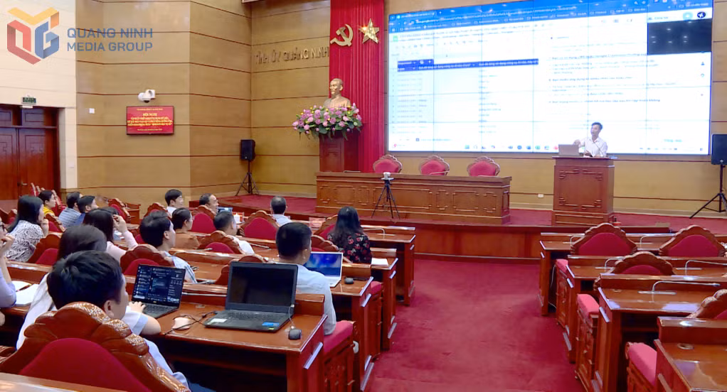 Báo cáo viên chia sẻ nội dung trong việc khải khai ứng dụng dữ liệu, trí tuệ nhân tạo AI