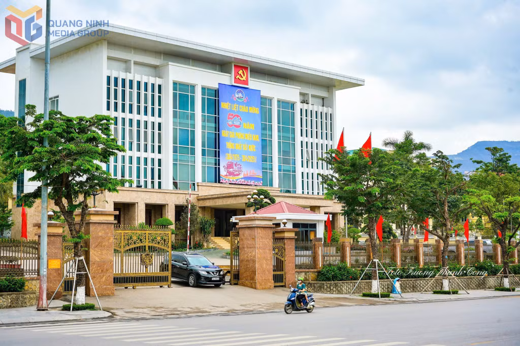 Trụ sở, cơ quan của thành phố Cẩm Phả được treo băng rôn cỡ lớn chào mừng đại lễ.