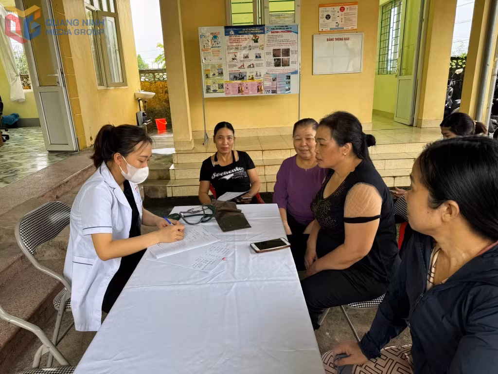 Trạm Y tế phường Ninh Dương (TP Móng Cái) tư vấn sức khỏe cho phụ nữ trên địa bàn.