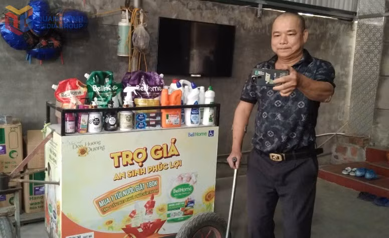 Vợ chồng chị Thắng, anh Thiện thực hiện quay video, livestream bán hàng trên mạng xã hội.