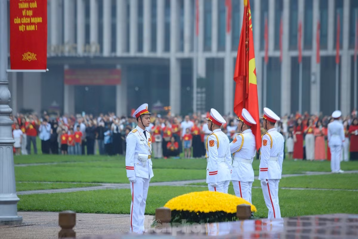 Nghi lễ chào cờ được thực hiện trang nghiêm, trong không khí thiêng liêng, thành kính.