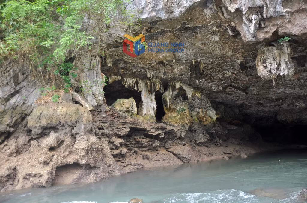Hang Luồn Cái Đé trong phạm vi Vườn quốc gia Bái Tử Long. Ảnh: Ngọc Mai