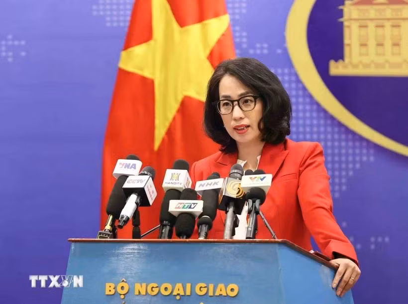 Người phát ngôn Bộ Ngoại giao Phạm Thu Hằng chủ trì họp báo. (Ảnh: An Đăng/TTXVN)