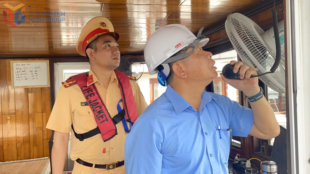 Lực lượng chức năng kiểm tra việc kết nối liên lạc giữa tàu du lịch với Trung tâm cứu nạn, cứu hộ Vịnh Hạ Long và các cơ quan chức năng.