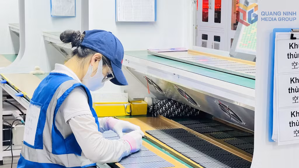Sản xuất tại Công ty TNHH Công nghiệp Jinko Solar (KCN Sông Khoai, TX Quảng Yên).