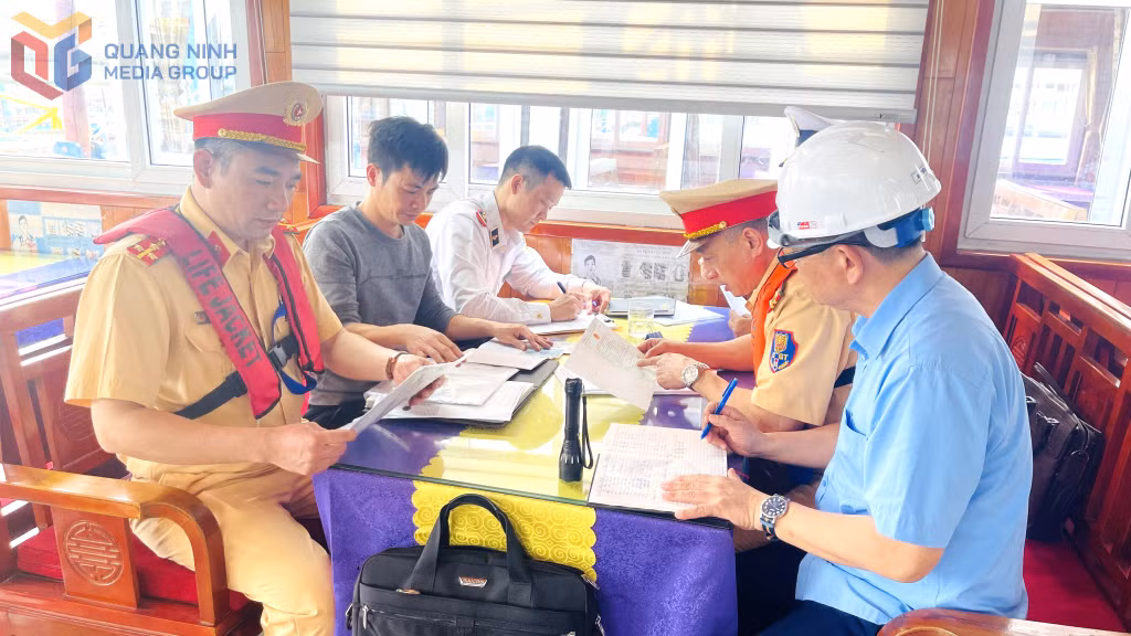 Góp phần chuẩn bị những điều kiện tốt đón mù du lịch hè, từ trung tuần tháng 3/205 các ngành chức năng đã phối hợp kiểm tra, rà soát điều kiện an toàn đối với tất cả các tàu du lịch trên vịnh Hạ Long, vịnh Bái Tử Long.