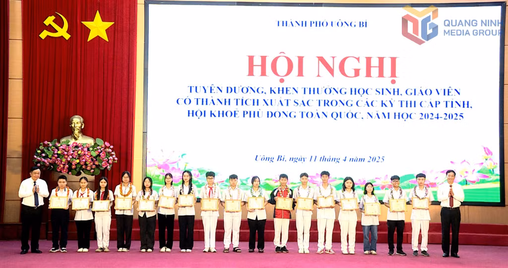 TP Uông Bí khen thưởng các em học sinh đoạt giải học sinh giỏi cấp tỉnh THCS năm học 2024-2025.