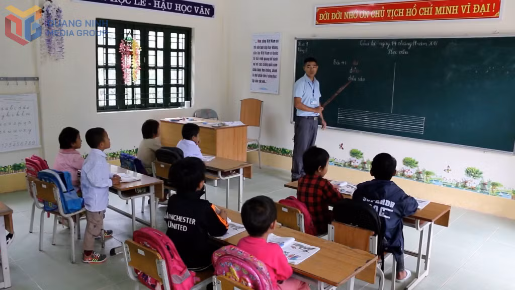 Thầy giáo Hoàng Sằn trở lại với học trò sau 2 năm biệt phái làm du lịch tại Văn phòng Du lịch Bình Liêu. Ảnh: Nguyễn Huế