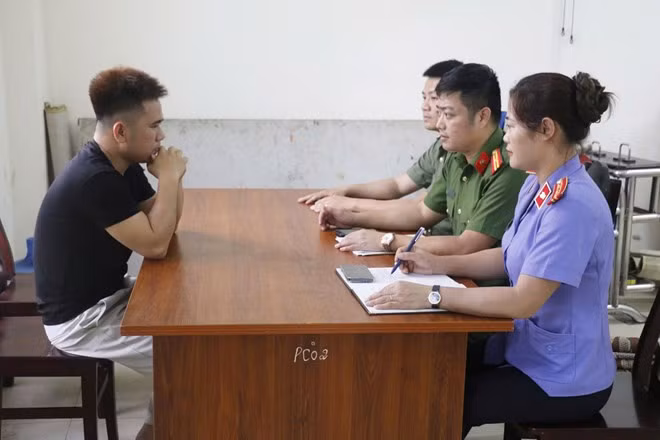 Cơ quan Công an Nghệ An lấy lời khai đối tượng cầm đầu đường dây rửa tiền và đánh bạc Đậu Trọng Giáp. Ảnh: Ngọc Anh