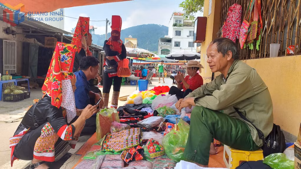 Nhân dân đến với hội Kiêng gió trao đổi các sản phẩm thổ cẩm do các chị em phụ nữ người Dao Thanh Phán thêu