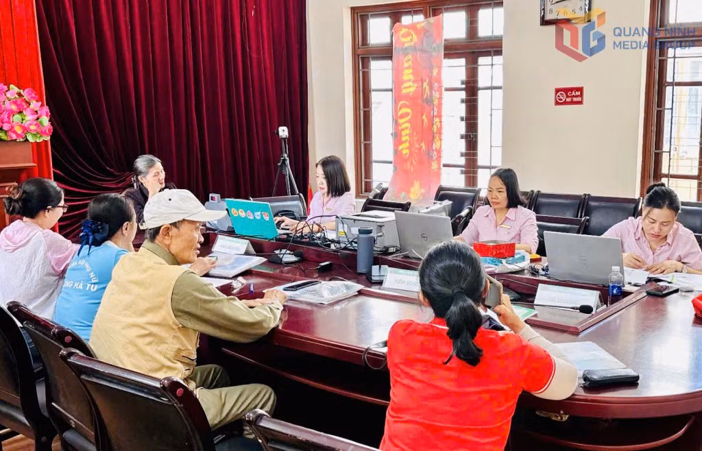 Tổ giao dịch lưu động Chi nhánh Ngân hàng CSXH tỉnh hỗ trợ người dân vay vốn để phát triển sản xuất, kinh doanh tại phường Hà Tu (TP Hạ Long). Ảnh: Mạnh Trường