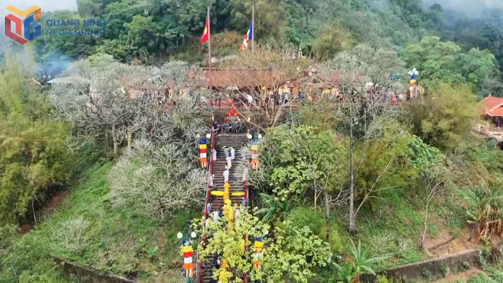 Người dân hành hương về Yên Tử.