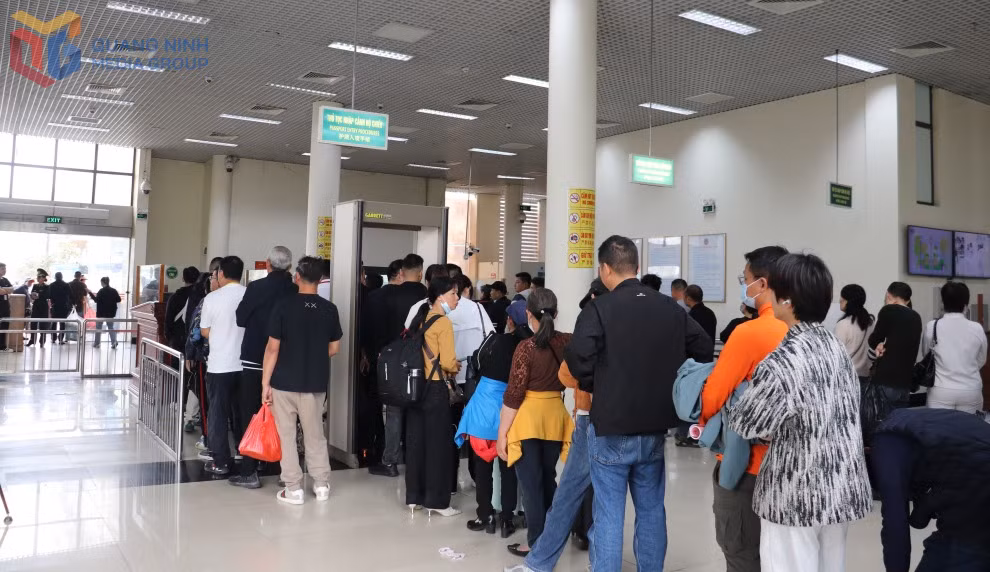 Du khách làm thủ tục nhập cảnh tại Cửa khẩu quốc tế Móng Cái.